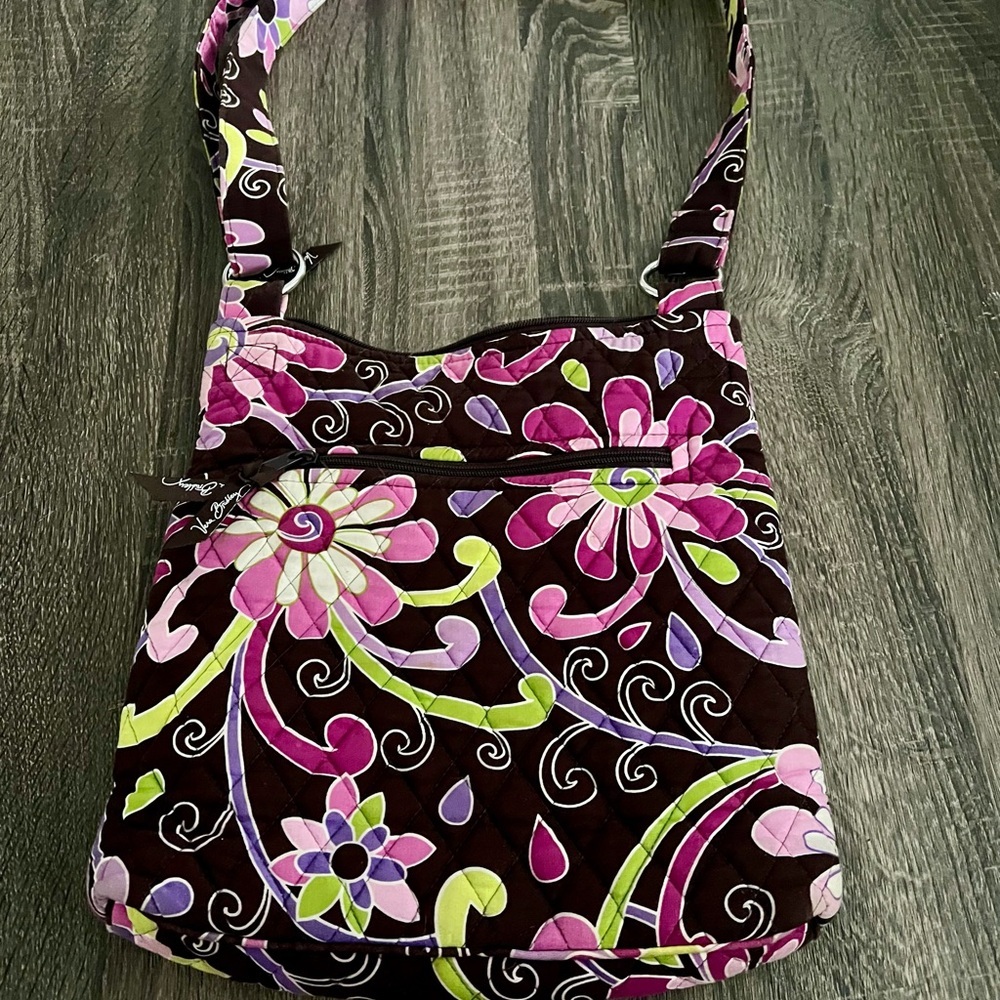 Vera Bradley Crossbody Bag in Chocolate Raspberry Fizz Floral Print EUC quilted​ - Picture 2 of 7